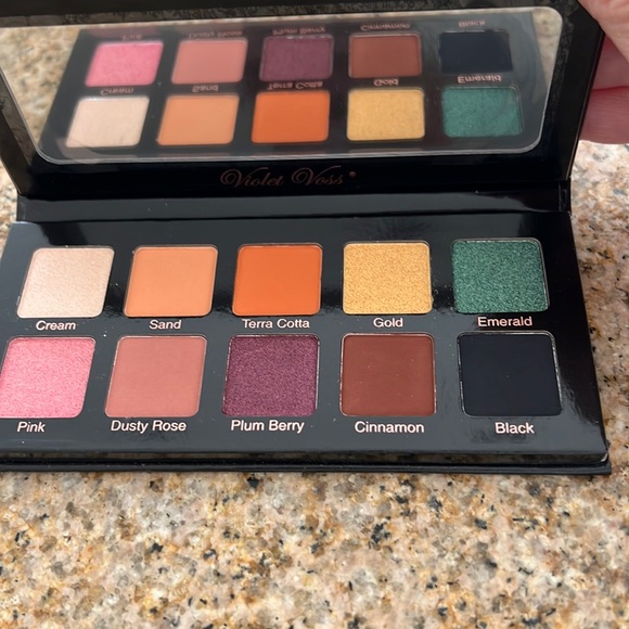 Host Pick 🩷🎉🎈 Violet Voss Essential Pro Series Eyeshadow Palette - Picture 2 of 4